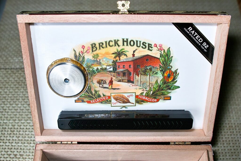 格安！自作ヒュミドール(葉巻保管箱)の作り方｜葉巻/シガー初心者の喫煙レビューブログ｜自作ヒュミドール加湿器と埋め込み湿度計