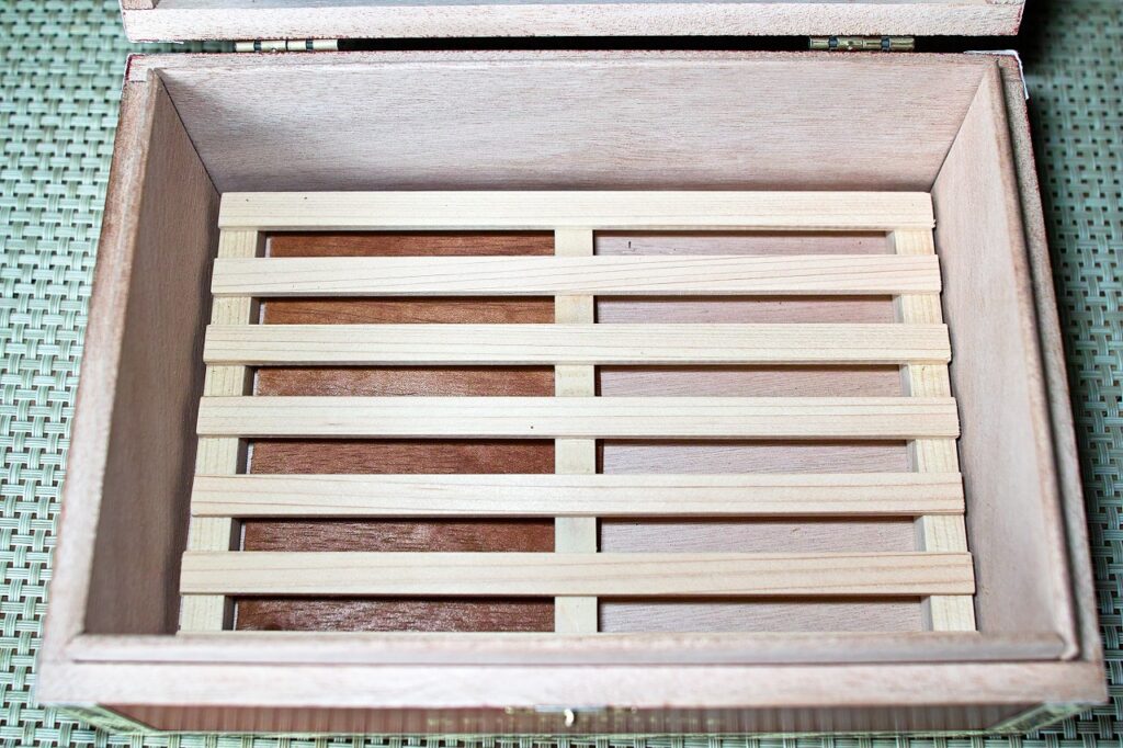 格安！自作ヒュミドール(葉巻保管箱)の作り方｜葉巻/シガー初心者の喫煙レビューブログ｜自作ヒュミドール内観自作すのこ