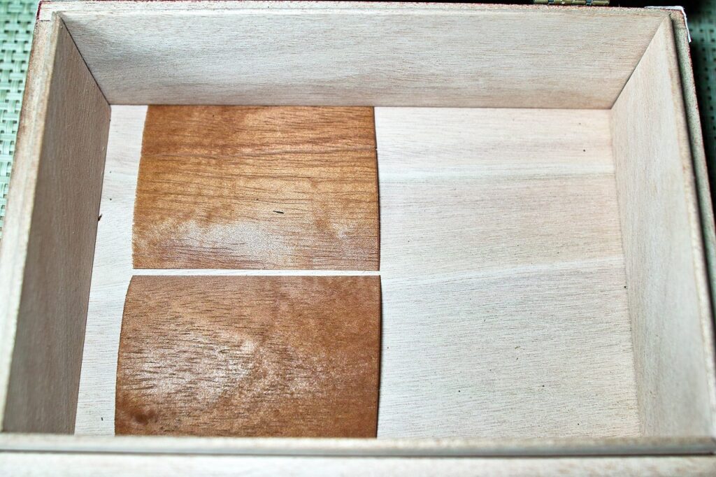 格安！自作ヒュミドール(葉巻保管箱)の作り方｜葉巻/シガー初心者の喫煙レビューブログ｜自作ヒュミドール内観スペイン杉シート