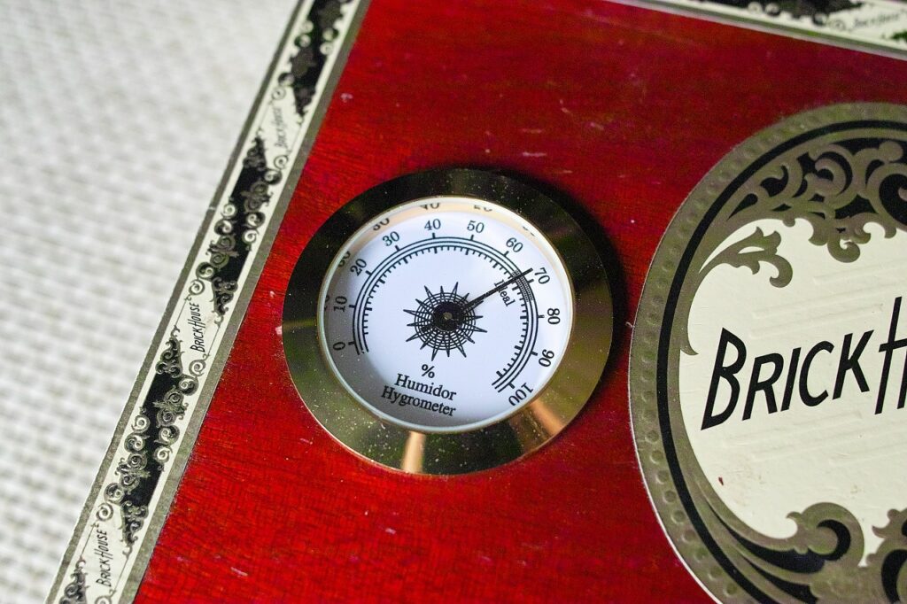格安！自作ヒュミドール(葉巻保管箱)の作り方｜葉巻/シガー初心者の喫煙レビューブログ｜自作ヒュミドール外観埋め込み湿度計