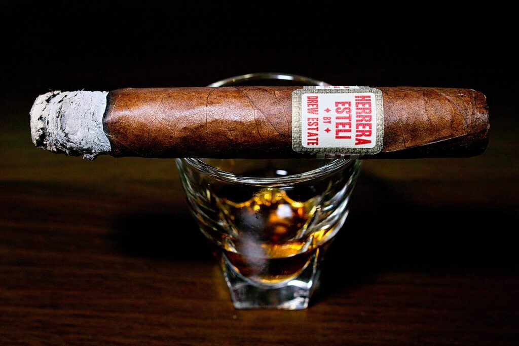 ドリュー・エステート ヘレーラ・エステリ ハバノ ショートコロナゴルダ/Drew Estate Herrera Esteli Habano Short Corona Gorda cigar review｜葉巻/シガー初心者の喫煙レビューブログ｜喫煙序盤の終わり頃ファーストサード