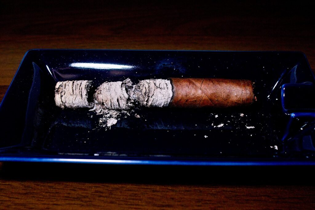 ドリュー・エステート ヘレーラ・エステリ ハバノ ショートコロナゴルダ/Drew Estate Herrera Esteli Habano Short Corona Gorda cigar review｜葉巻/シガー初心者の喫煙レビューブログ｜喫煙終了後ファイナルアッシュ