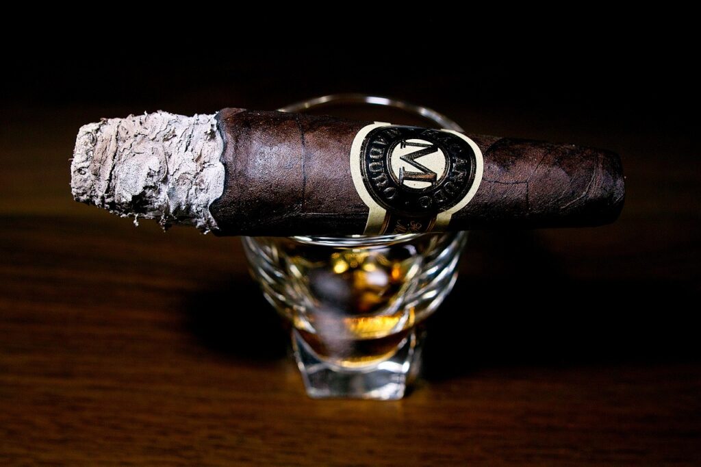 マカヌード マデューロ ディプロマット/Macanudo Maduro Diplomat Cigar Review|葉巻/シガー初心者の喫煙レビューブログ|喫煙中盤セカンドサード