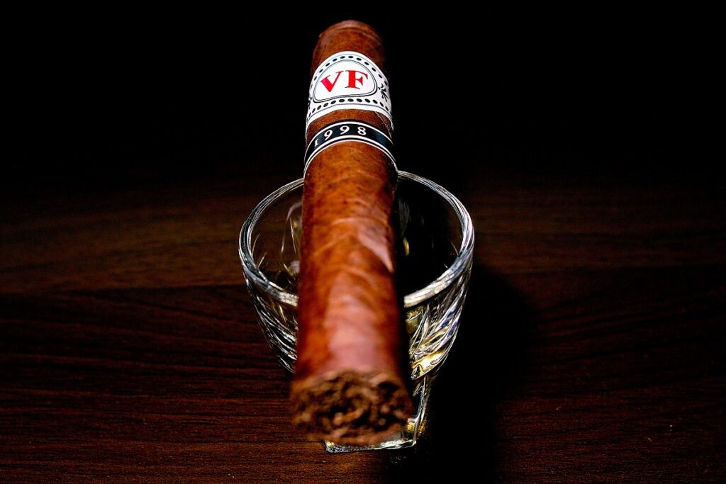ベガフィナ 1998 52/VegaFina 1998 VF52 Cigar Review｜葉巻/シガー初心者の喫煙レビューブログ｜ギャラリー4