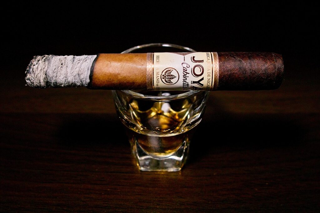 ホヤ・デ・ニカラグア キャビネッタ コロナ/Joya de Nicaragua Cabinetta Corona Gorda Cigar Review|葉巻/シガー初心者の喫煙レビューブログ|喫煙序盤の終わり頃ファーストサード