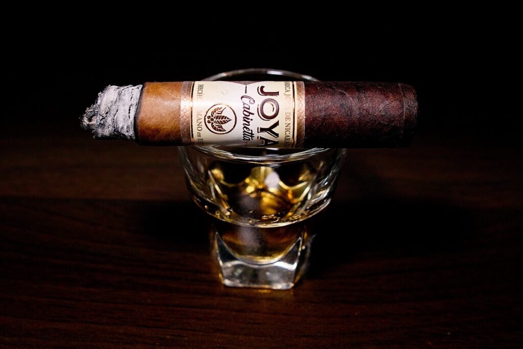 ホヤ・デ・ニカラグア キャビネッタ コロナ/Joya de Nicaragua Cabinetta Corona Gorda Cigar Review|葉巻/シガー初心者の喫煙レビューブログ|喫煙中盤セカンドサード