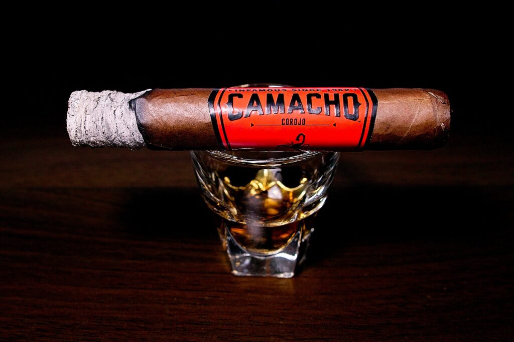 カマチョ コロホ ロブスト/Camacho Corojo Robusto Cigar Review｜葉巻/シガー初心者の喫煙レビューブログ｜喫煙序盤の終わり頃ファーストサード