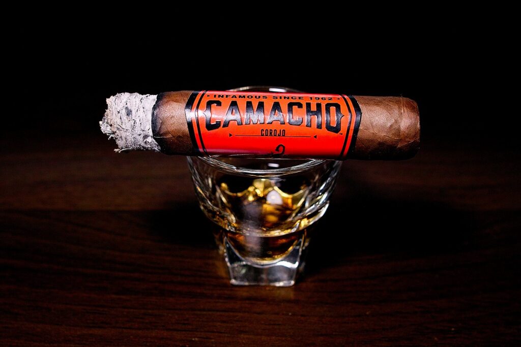 カマチョ コロホ ロブスト/Camacho Corojo Robusto Cigar Review｜葉巻/シガー初心者の喫煙レビューブログ｜喫煙中盤セカンドサード