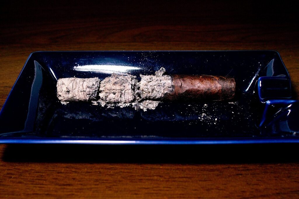 クリストフ マデューロ コロナ/Kristoff Original Maduro Corona Cigar Review|葉巻/シガー初心者の喫煙レビューブログ|喫煙終了後ファイナルアッシュ