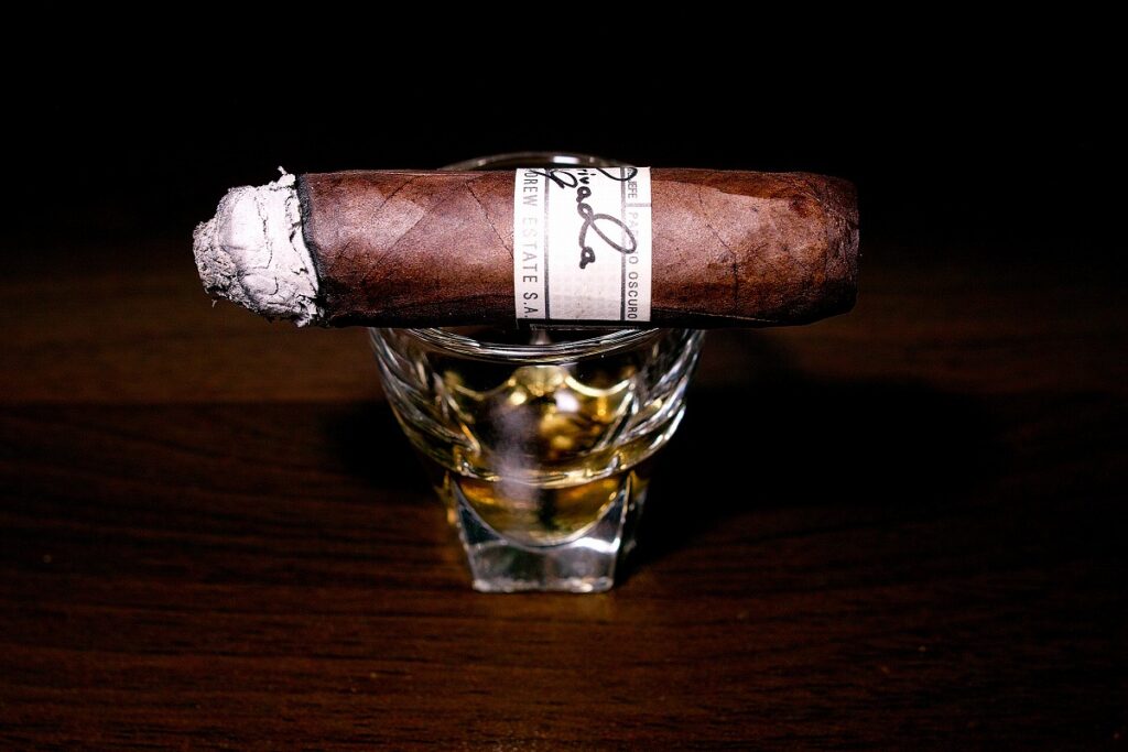 ドリュー・エステート リガ・プリヴァーダ No.9 ロブスト/Drew Estate Liga Privada No.9 Robusto Oscuro Cigar Review｜葉巻/シガー初心者の喫煙レビューブログ｜喫煙中盤セカンドサード