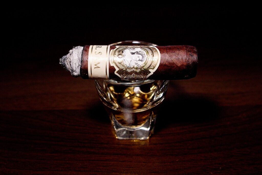 ラ・パリィーナ Mr.サム ロブスト/La Palina Mr. Sam Robusto Cigar Review|葉巻/シガー初心者の喫煙レビューブログ|喫煙中盤セカンドサード