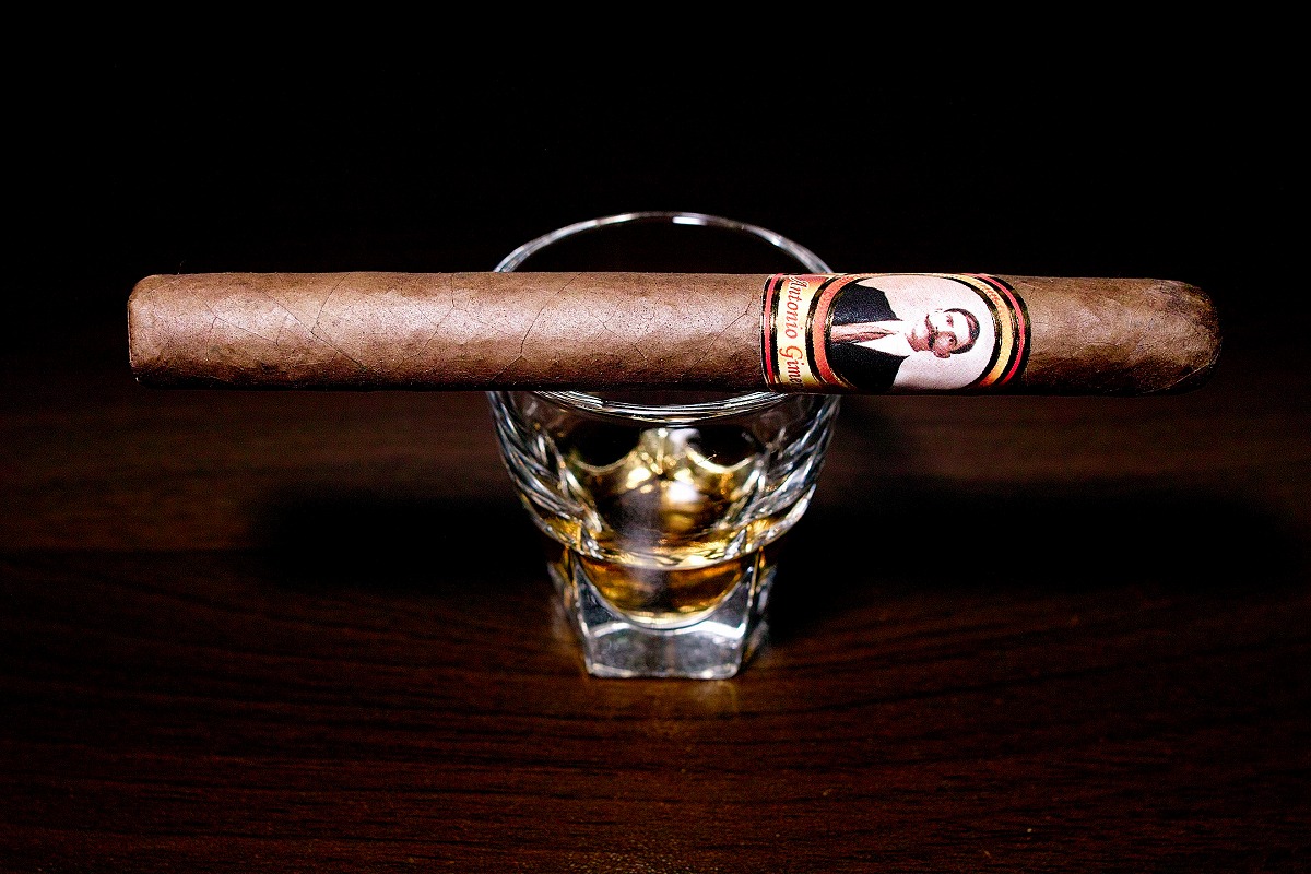 アントニオ・ヒメネス コロナス/Antonio Gimenez Coronas Cigar Review｜葉巻/シガー初心者の喫煙レビューブログ｜ギャラリー1