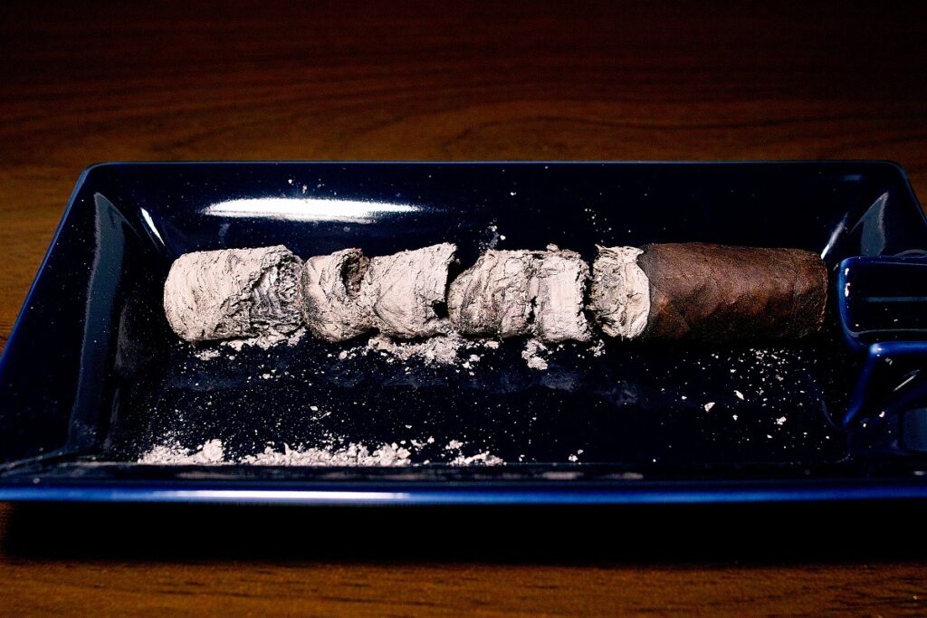 A.J. フェルナンデス ベージャ アルテス マデューロ ロブスト/A.J. Fernandez Bellas Artes Maduro Robusto Cigar Review|葉巻/シガー初心者の喫煙レビューブログ|喫煙終了後ファイナルアッシュ