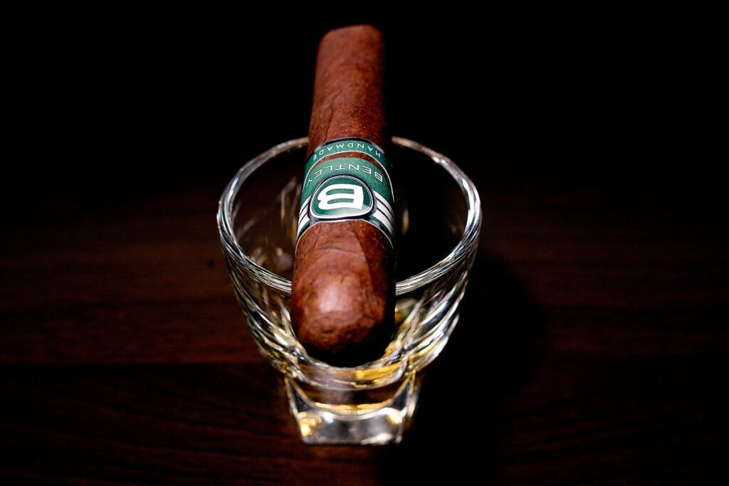 ベントレー・ハーフコロナ/Bentley Half Corona Cigar Review｜葉巻/シガー初心者の喫煙レビューブログ｜ギャラリー4