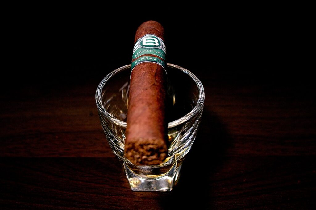 ベントレー・ハーフコロナ/Bentley Half Corona Cigar Review｜葉巻/シガー初心者の喫煙レビューブログ｜ギャラリー5