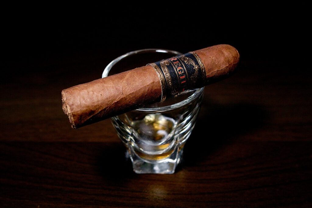 レジウス ブラックラベル メディアコロナ/Regius Black Label Media Corona Cigar Review｜葉巻/シガー初心者の喫煙レビューブログ｜ギャラリー3