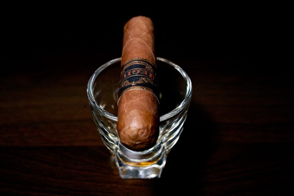 レジウス ブラックラベル メディアコロナ/Regius Black Label Media Corona Cigar Review｜葉巻/シガー初心者の喫煙レビューブログ｜ギャラリー4