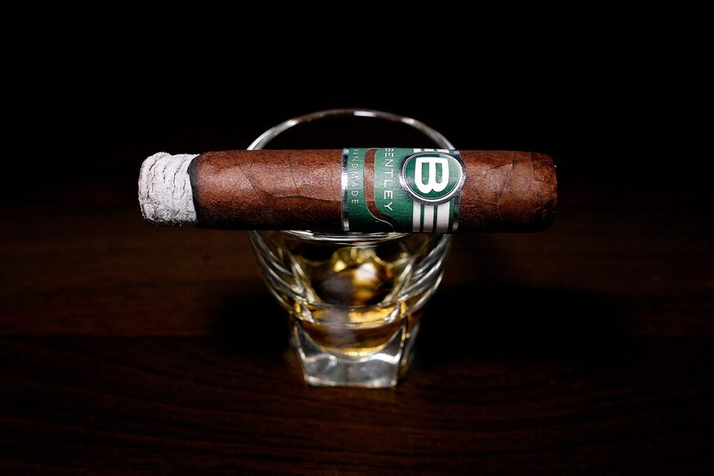 ベントレー・ハーフコロナ/Bentley Half Corona Cigar Review｜葉巻/シガー初心者の喫煙レビューブログ｜喫煙序盤ファーストサード