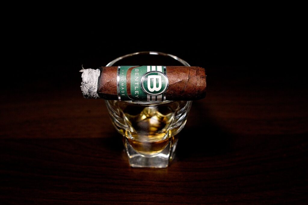 ベントレー・ハーフコロナ/Bentley Half Corona Cigar Review｜葉巻/シガー初心者の喫煙レビューブログ｜喫煙中盤セカンドサード