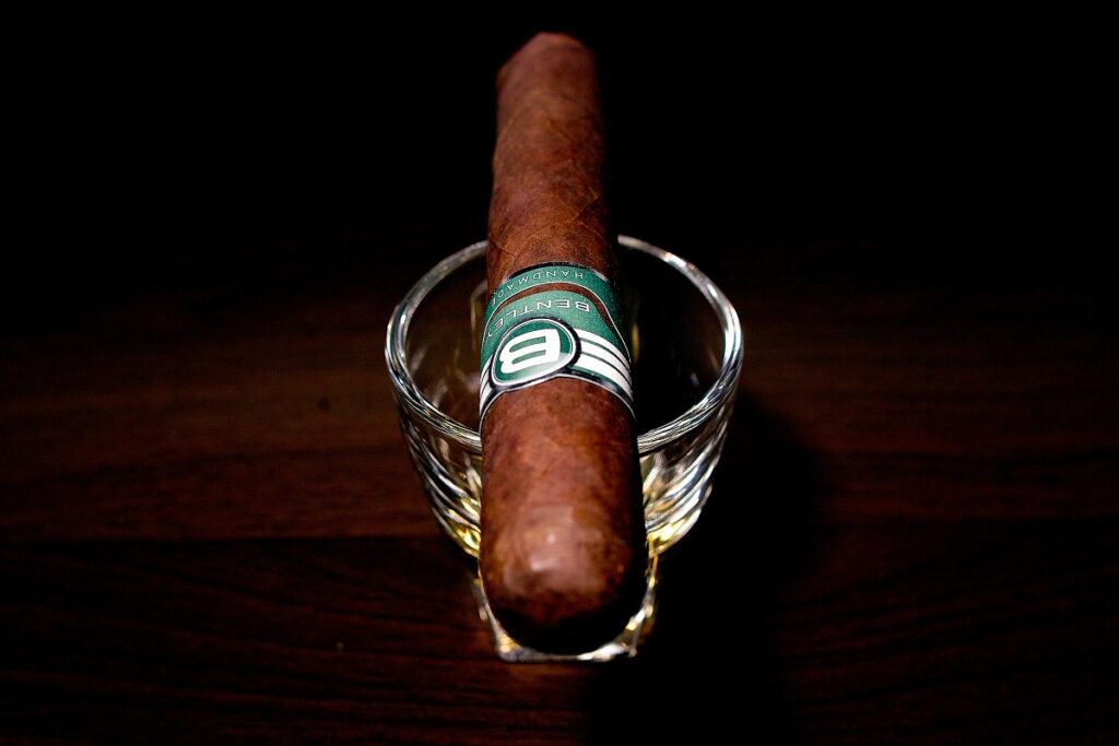 ベントレー・ロブスト/Bentley Robusto Cigar Review｜葉巻/シガー初心者の喫煙レビューブログ｜ギャラリー4