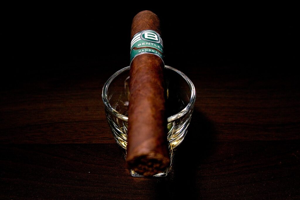 ベントレー・ロブスト/Bentley Robusto Cigar Review｜葉巻/シガー初心者の喫煙レビューブログ｜ギャラリー5