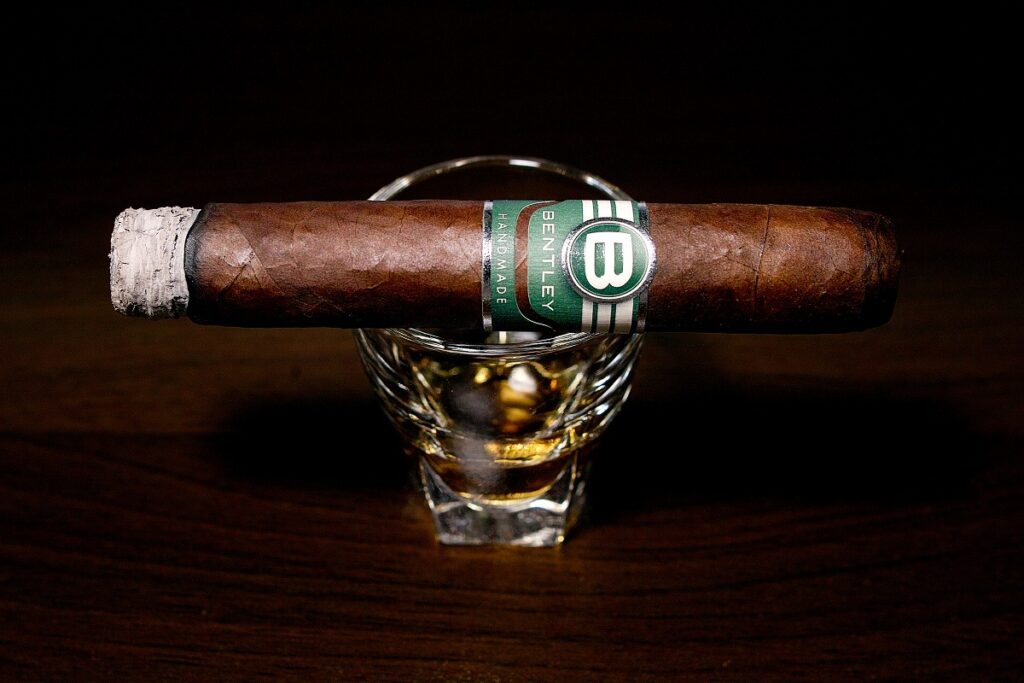 ベントレー・ロブスト/Bentley Robusto Cigar Review|葉巻/シガー初心者の喫煙レビューブログ|喫煙序盤ファーストサード