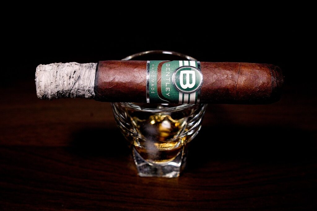 ベントレー・ロブスト/Bentley Robusto Cigar Review|葉巻/シガー初心者の喫煙レビューブログ|喫煙序盤の終わり頃ファーストサード
