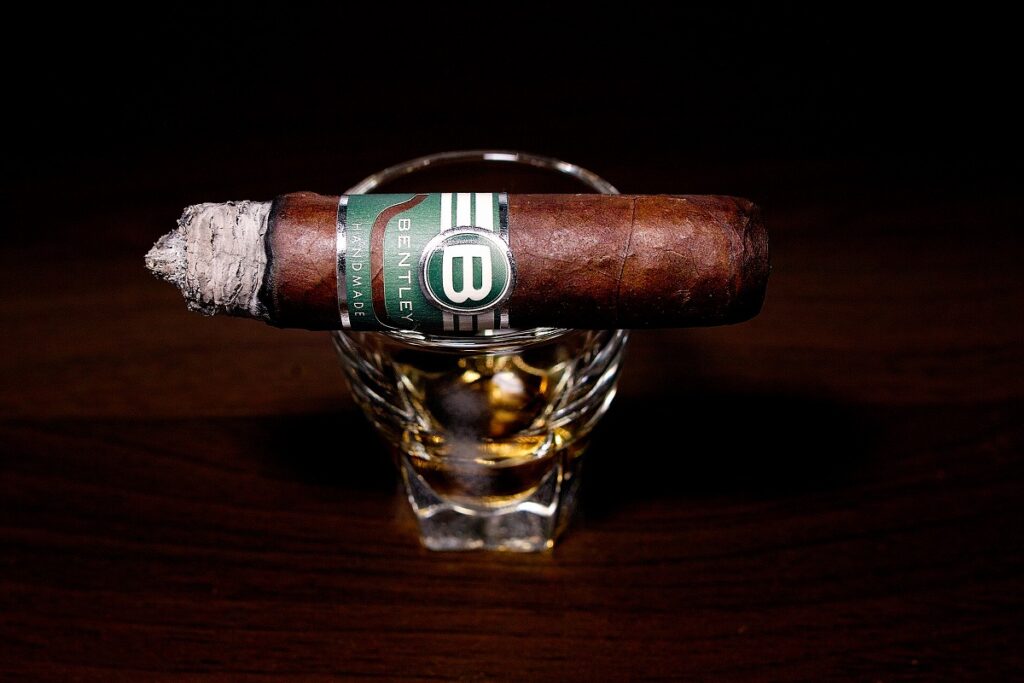 ベントレー・ロブスト/Bentley Robusto Cigar Review|葉巻/シガー初心者の喫煙レビューブログ|喫煙中盤セカンドサード