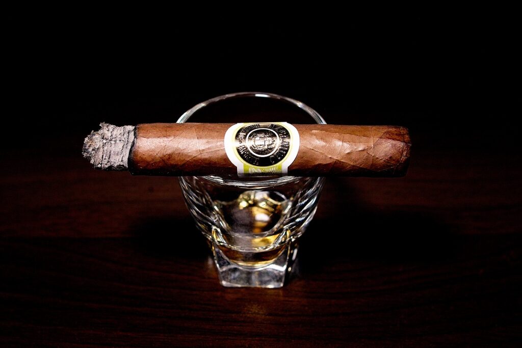 マカヌード カフェ・ハンプトンコート/Macanudo Cafe Hampton Court Cigar Review|葉巻/シガー初心者の喫煙レビューブログ|喫煙中盤セカンドサード