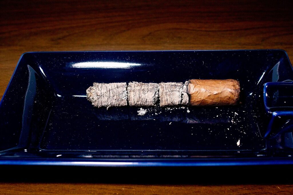 マカヌード カフェ・ハンプトンコート/Macanudo Cafe Hampton Court Cigar Review|葉巻/シガー初心者の喫煙レビューブログ|喫煙終了後ファイナルアッシュ