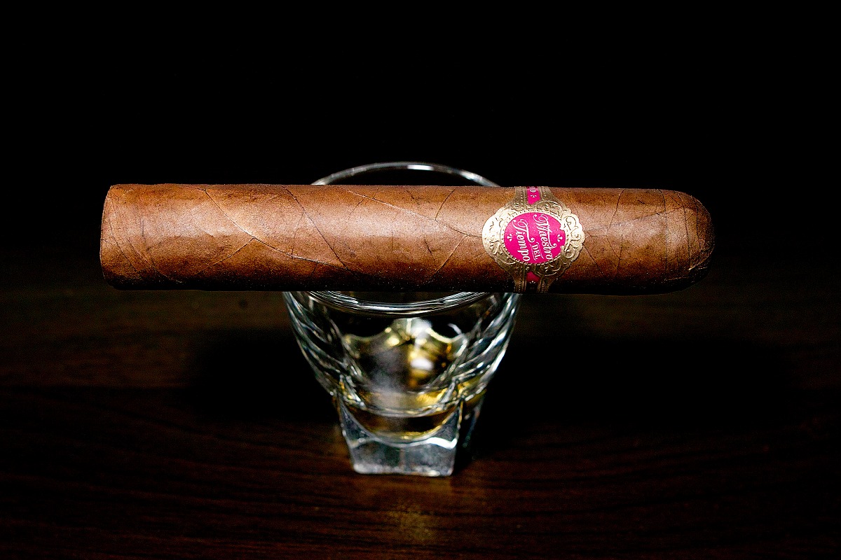 ワープト マエストロ デル ティエンポ 5712/Warped Maestro del Tiempo 5712 Cigar Review｜葉巻/シガー初心者の喫煙レビューブログ｜ギャラリー1