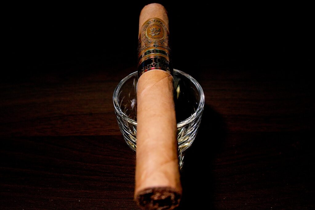 ペルドモ リザーブ 10th アニバーサリー シャンパン エピキュア/Perdomo Reserve 10th Anniversary Champagne Connecticut Epicure Cigar Review｜葉巻/シガー初心者の喫煙レビューブログ｜ギャラリー5