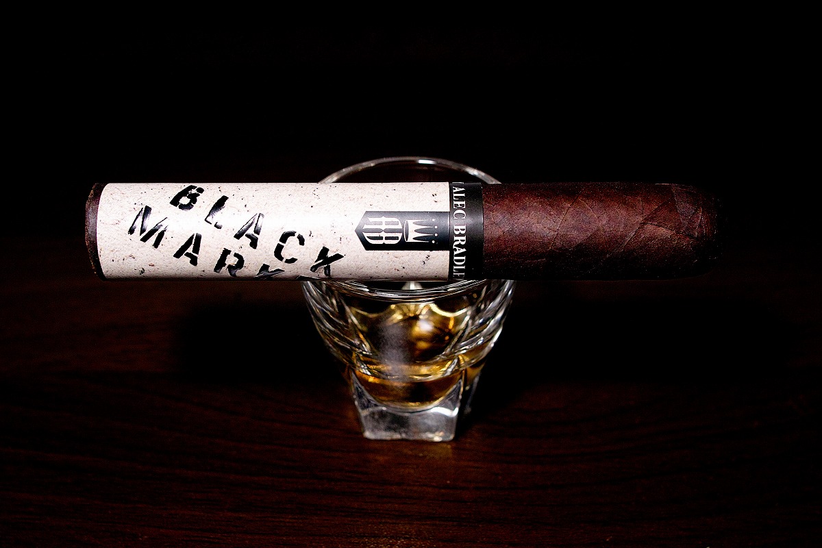 アレック・ブラッドリー ブラックマーケット ロブスト/Alec Bradley Black Market Robusto Cigar Review｜葉巻/シガー初心者の喫煙レビューブログ｜ギャラリー1