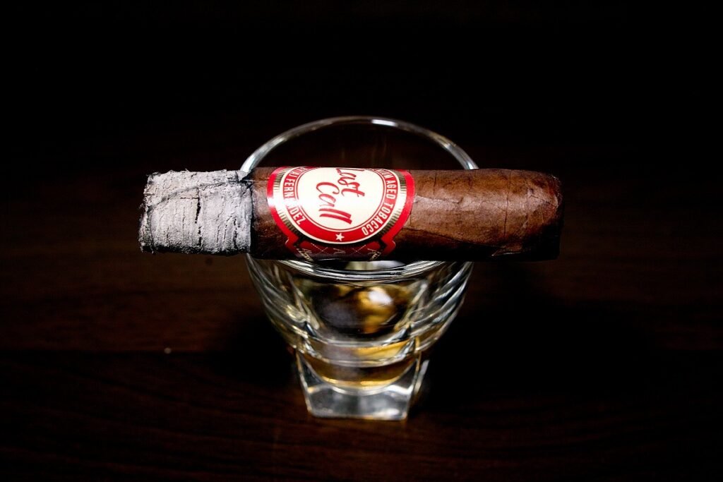 A.J. フェルナンデス ラストコール ハバノ ペケーニャス/A.J. Fernandez Last Call Habano Pequenas Cigar Review｜葉巻/シガー初心者の喫煙レビューブログ｜喫煙中盤の終わり頃セカンドサード