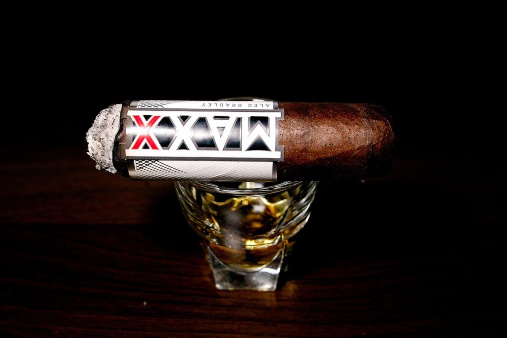 アレック・ブラッドリー マックス フリーク/Alec Bradley MAXX Freak Cigar Review｜葉巻/シガー初心者の喫煙レビューブログ｜喫煙中盤の終わり頃セカンドサード