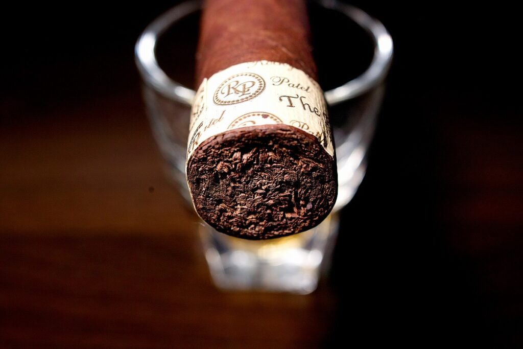 ロッキーパテル エッジ コロホ トロ/Rocky Patel The Edge Corojo Toro Cigar Review｜葉巻/シガー初心者の喫煙レビューブログ｜ギャラリー6