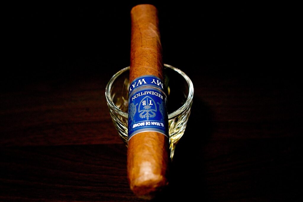 エル・タイタン・デ・ブロンズ レデンプション マイウェイ トロ/El Titan de Bronze Redemption My Way Toro Cigar Review｜葉巻/シガー初心者の喫煙レビューブログ｜ギャラリー4