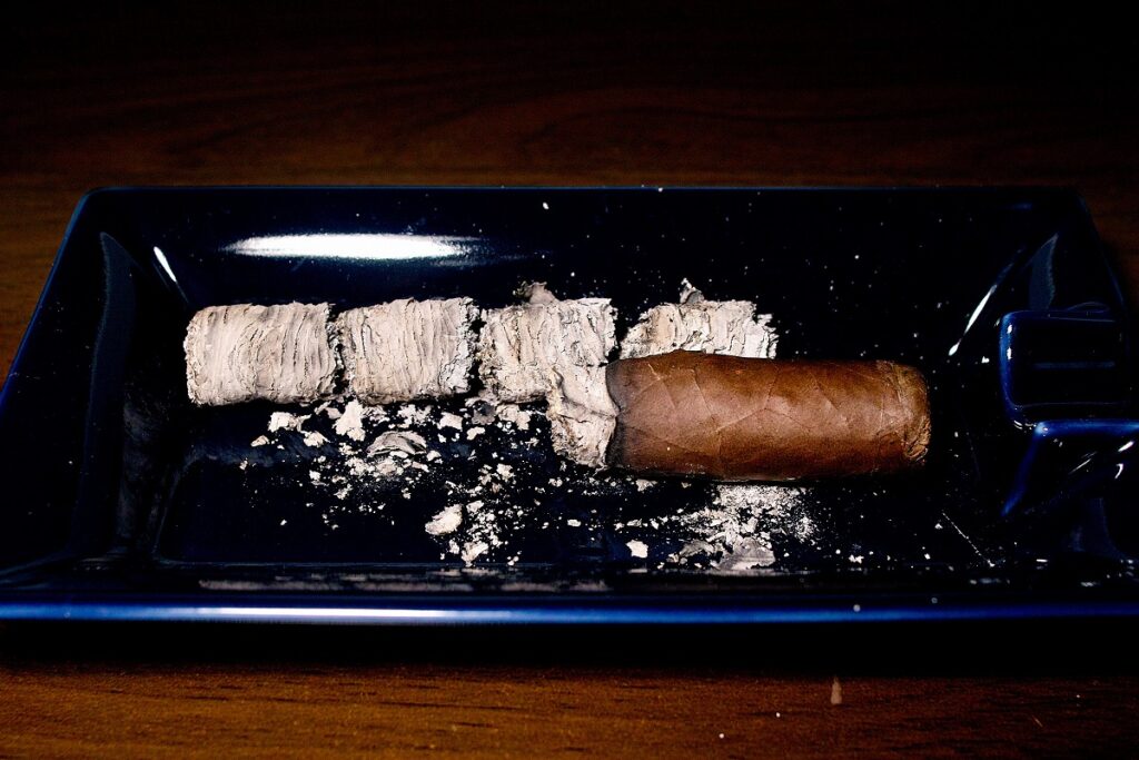 ルイ・マルティネス クリスタルチャーチル/Luis Martinez Silver Selection Crystal Churchill Cigar Review|葉巻/シガー初心者の喫煙レビューブログ|喫煙終了後ファイナルアッシュ