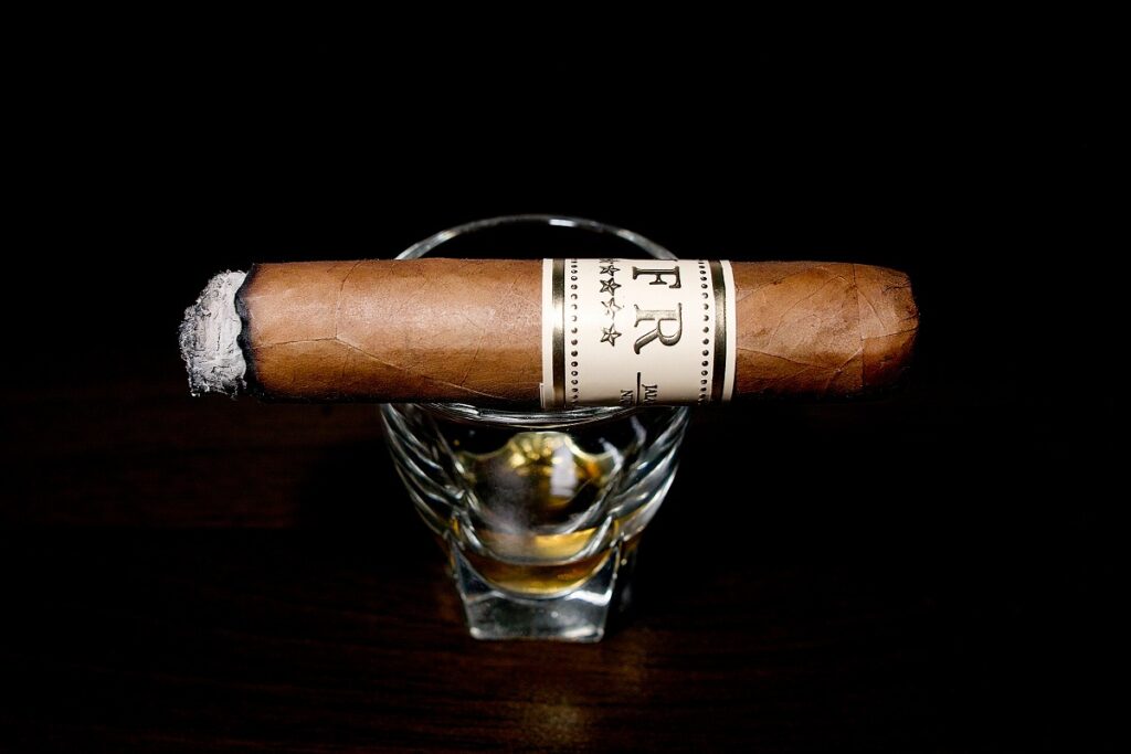 JFR コネチカット ロブスト/JFR Connecticut Robusto Cigar Review|葉巻/シガー初心者の喫煙レビューブログ|喫煙中盤セカンドサード