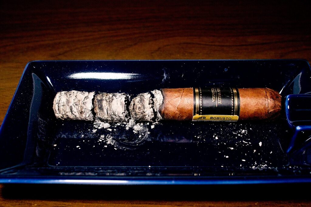 JFR コロホ ロブスト/JFR Corojo Robusto Cigar Review｜葉巻/シガー初心者の喫煙レビューブログ｜喫煙終了後ファイナルアッシュ