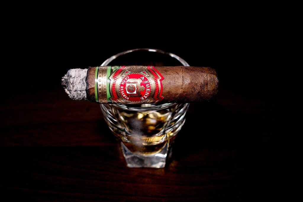 アルトゥーロ・フエンテ グランレゼルバ 8-5-8 ナチュラル/Arturo Fuente Gran Reserva Flor Fina 8-5-8 Natural Cigar Review|葉巻/シガー初心者の喫煙レビューブログ|喫煙終盤ファイナルサード