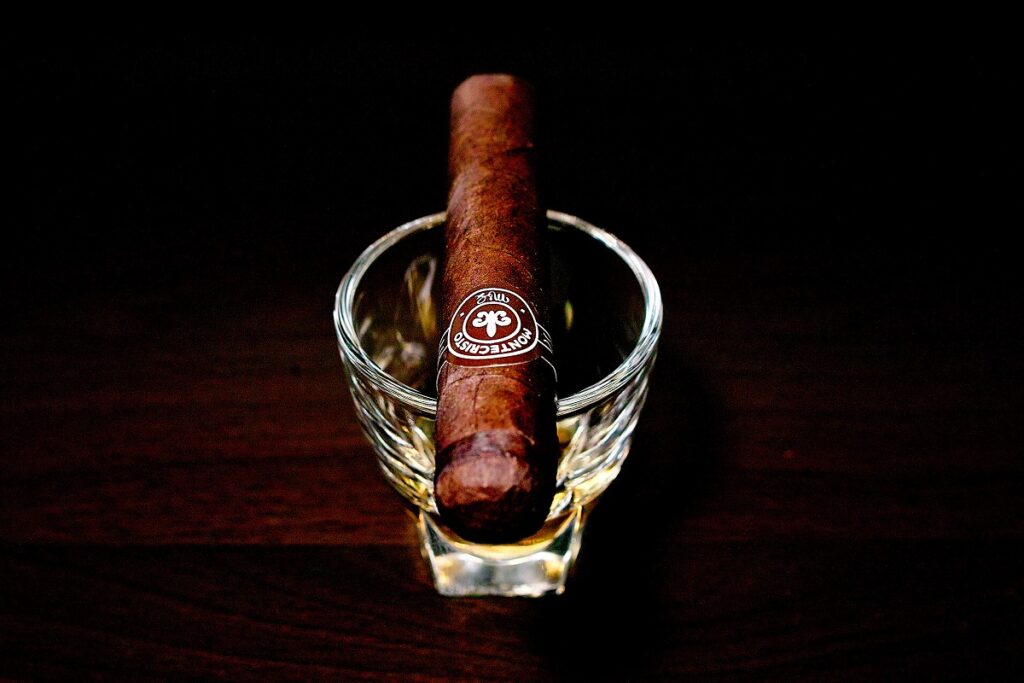 モンテクリスト No.4 ボックスプレス/Montecristo No.4 Box-Pressed Cigar Review｜葉巻/シガー初心者の喫煙レビューブログ｜ギャラリー4