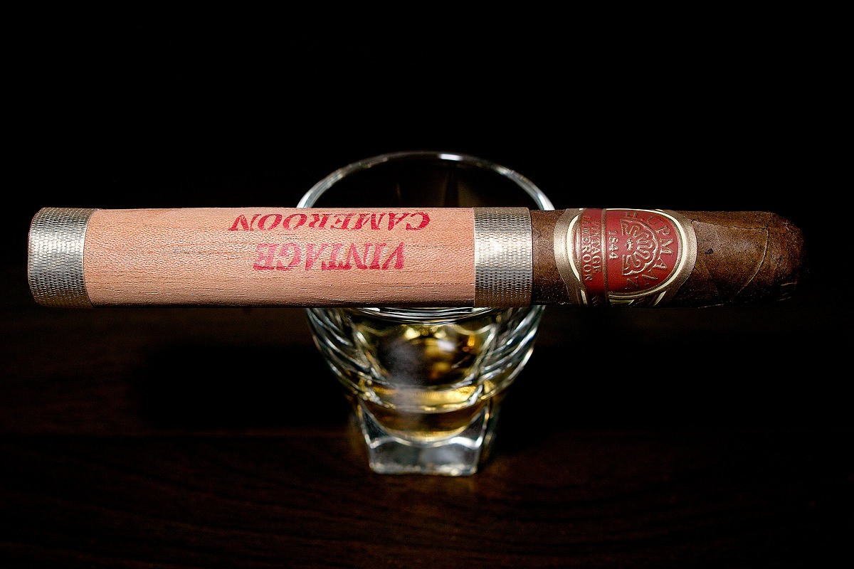 H.アップマン ヴィンテージ カメルーン コロナ/H. Upmann Vintage Cameroon Corona Cigar Review｜葉巻/シガー初心者の喫煙レビューブログ｜ギャラリー1