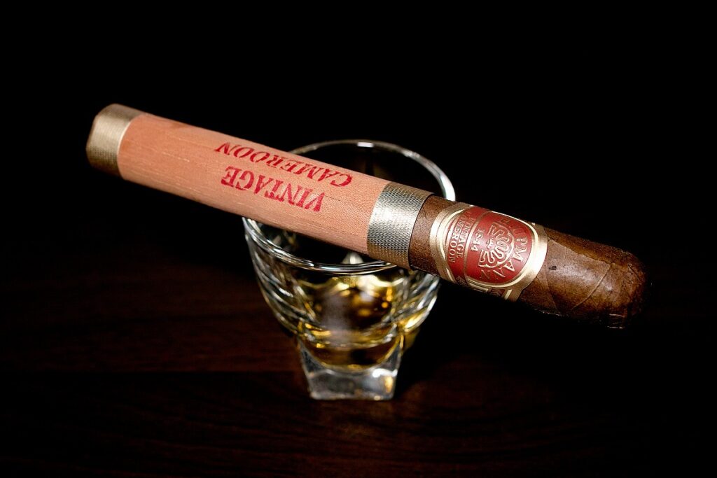 H.アップマン ヴィンテージ カメルーン コロナ/H. Upmann Vintage Cameroon Corona Cigar Review｜葉巻/シガー初心者の喫煙レビューブログ｜ギャラリー2