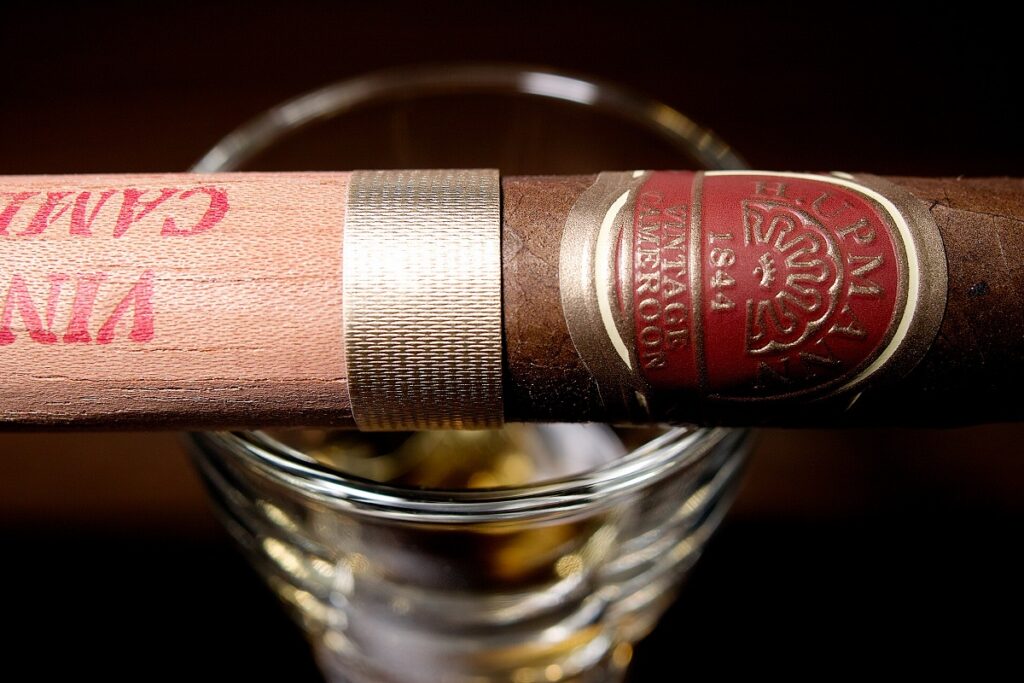 H.アップマン ヴィンテージ カメルーン コロナ/H. Upmann Vintage Cameroon Corona Cigar Review｜葉巻/シガー初心者の喫煙レビューブログ｜ギャラリー6