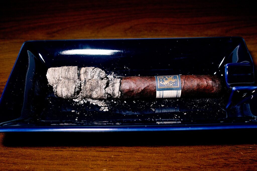 ドリュー・エステート リガ・プリヴァーダ ウニコ L40/Drew Estate Liga Privada Unico L40 Cigar Review｜葉巻/シガー初心者の喫煙レビューブログ｜喫煙終了後ファイナルアッシュ