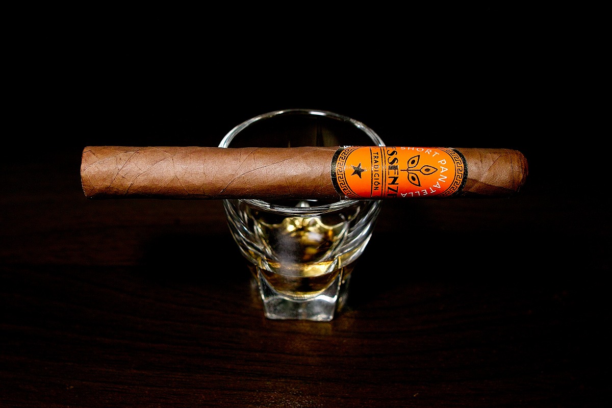 エッセンツェ トラディション ショートパナテラ/Essenze Tradicion Short Panatella Cigar Review｜葉巻/シガー初心者の喫煙レビューブログ｜ギャラリー1