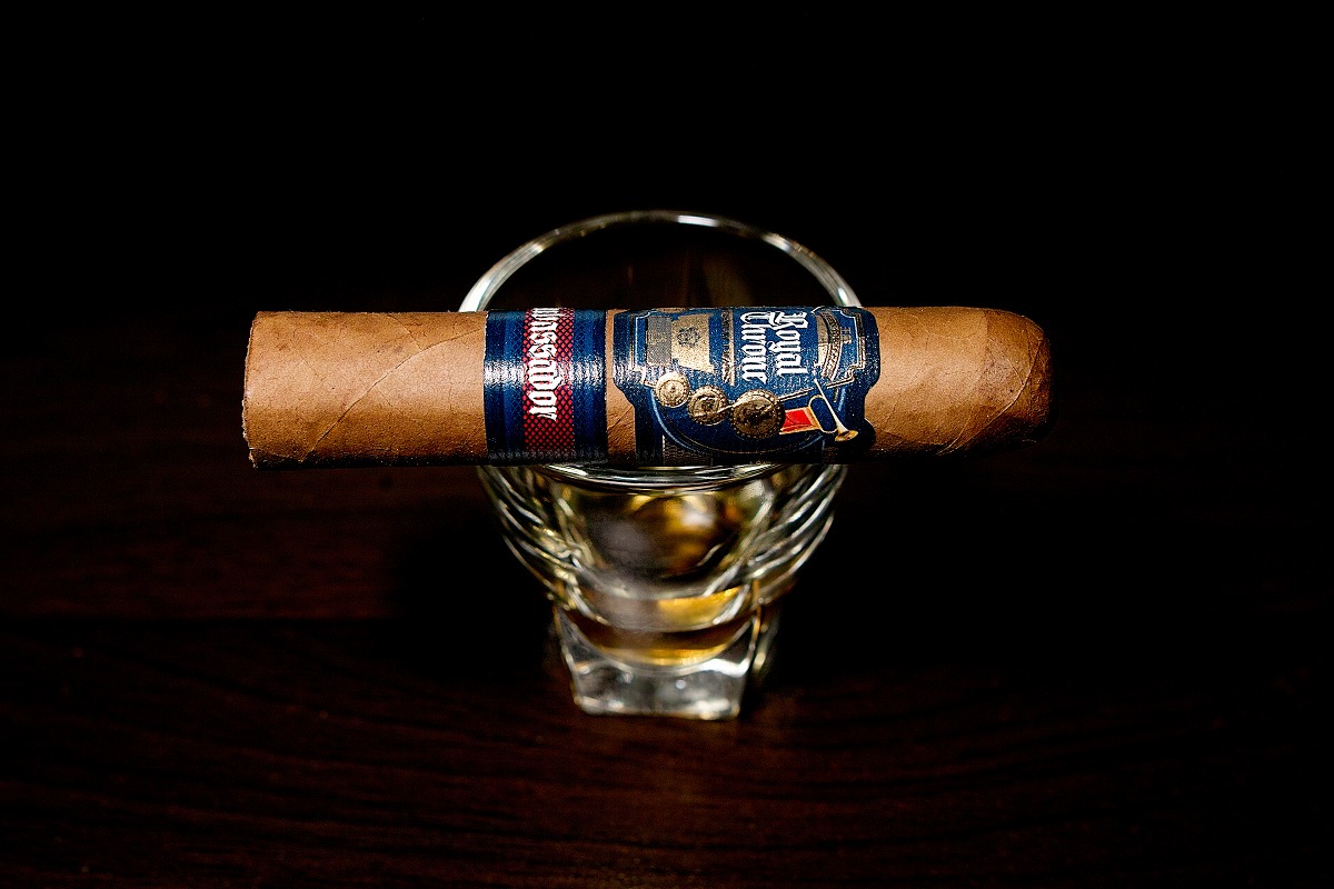 ロイヤル・スローン アンバサダー ハーフコロナ/Royal Throne AMBASSADOR Half Corona Cigar Review｜葉巻/シガー初心者の喫煙レビューブログ｜ギャラリー1