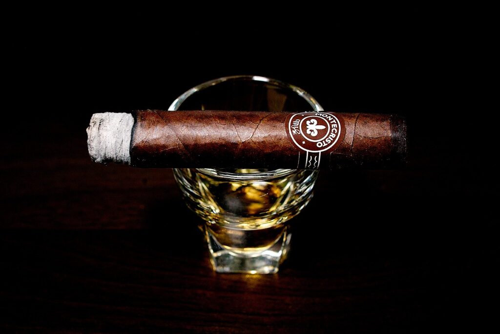 モンテクリスト No.4 ボックスプレス/Montecristo No.4 Box-Pressed Cigar Review|葉巻/シガー初心者の喫煙レビューブログ|喫煙序盤ファーストサード