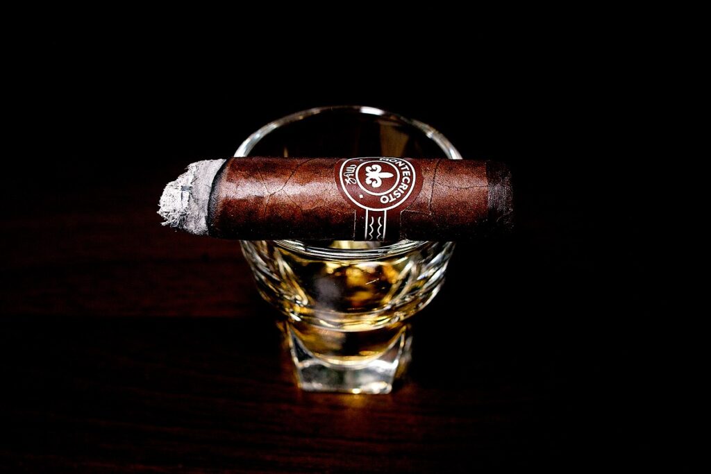 モンテクリスト No.4 ボックスプレス/Montecristo No.4 Box-Pressed Cigar Review|葉巻/シガー初心者の喫煙レビューブログ|喫煙中盤セカンドサード